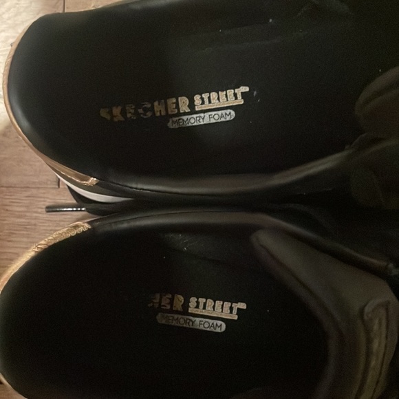 Great condition sz 11 black and gold leather sketchers shoes with memory foam - Picture 3 of 7